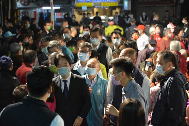 副总统赖清德（左二）16日晚间前往新竹县关西镇太和宫，以客语宣讲公投议题，现场约有300名乡亲。（庄旻静摄）