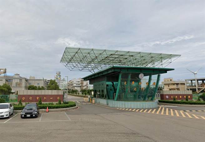 台电大潭电厂15日晚间发生重大工安意外，1名台籍员工被铁门压住，送医急救后于16日宣告不治。（图取自Google地图／陈梦茹桃园传真）