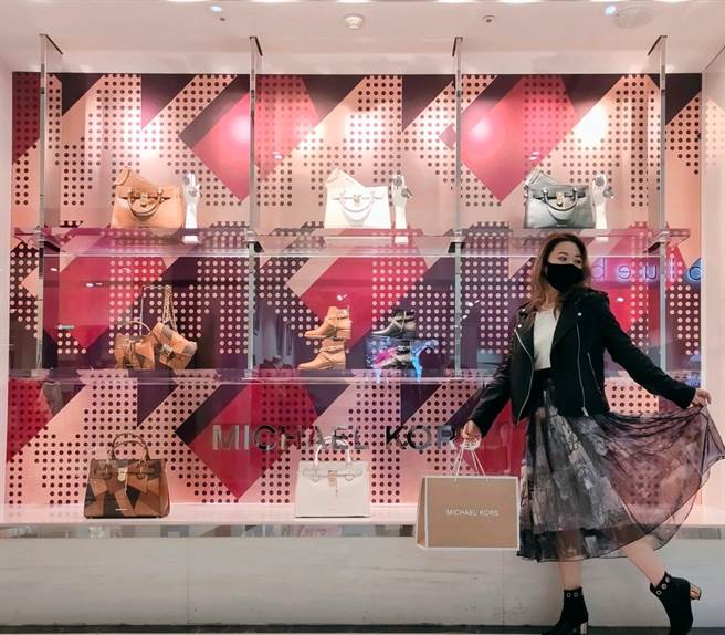 义大世界购物广场在本周六（18日）推出凭E卡及身分证件，即可免费兑换义大世界购物广场100元电子抵用券，再抽最高可得到11倍点数回馈。（义大世界购物广场提供）