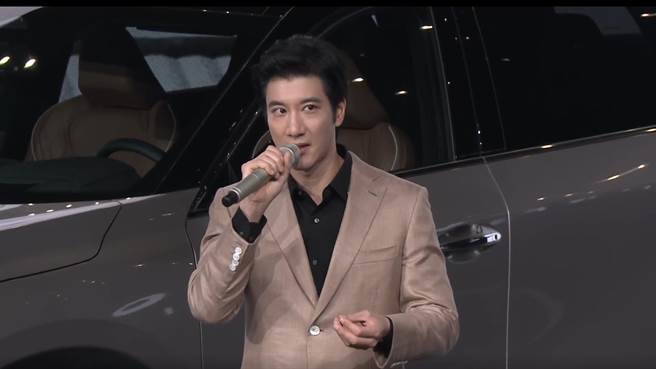 王力宏16日晚间在大陆出席汽车代言活动，状态看似不错。（撷取自微博）