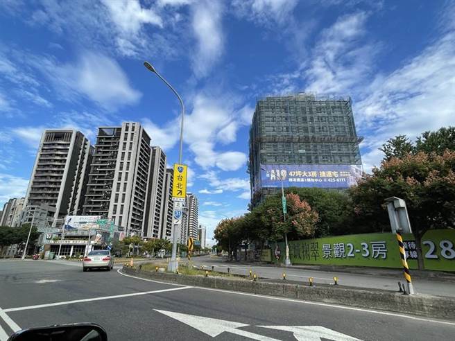 央行再度压低第三户以上自然人贷款成数至四成，加上限制预售屋换约，瑞普莱坊市场研究部总监黄舒卫表示，预料「绝对是终结炒房客的杀手锏！」（图∕蔡惠芳）
