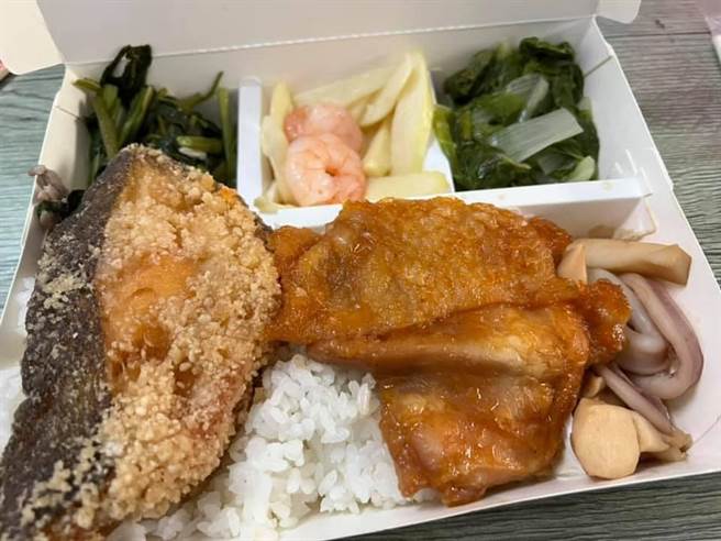 网友PO出双主菜便当。(图/截自脸书爆废公社公开版)