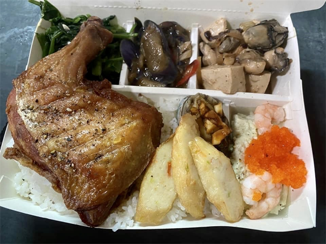 网友PO出80元的超澎湃便当菜色。(图/截自脸书爆废公社公开版)