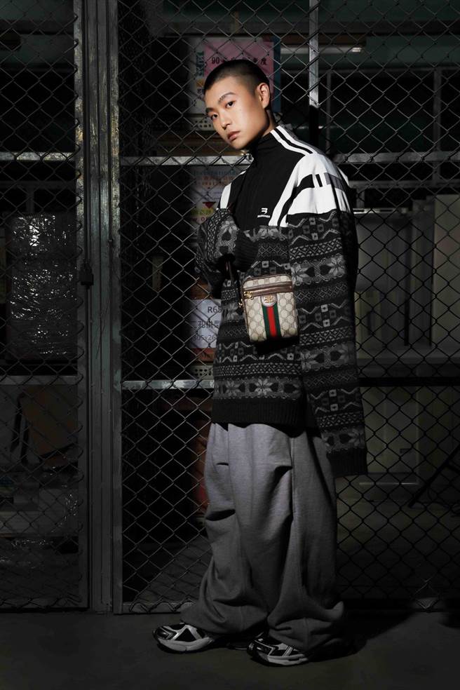 LEE 身着Balenciaga winter21 collection系列运动裤4万4100元、造型毛衣，价格店洽 ，搭配The hacker project zip shoulder bag 拉炼肩背包36900,展现平时喜爱的时尚风格。（摄影/石智中、妆髮/TED）
