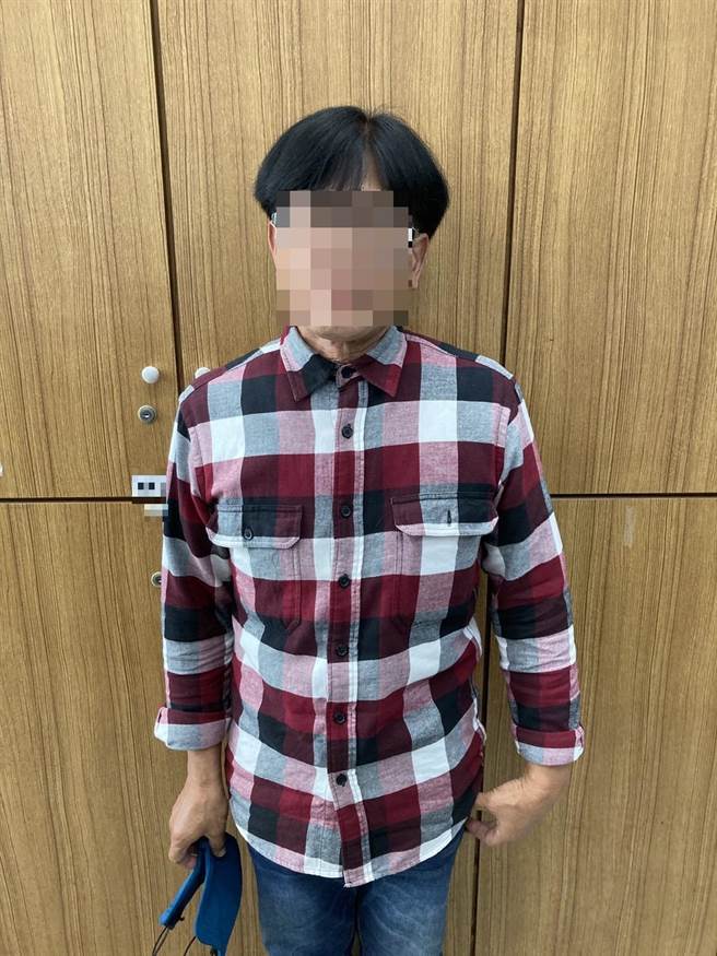 警方16日在台南公园逮到在北区破坏基进党海报帆布条的王姓嫌犯。（读者提供／程炳璋台南传真）