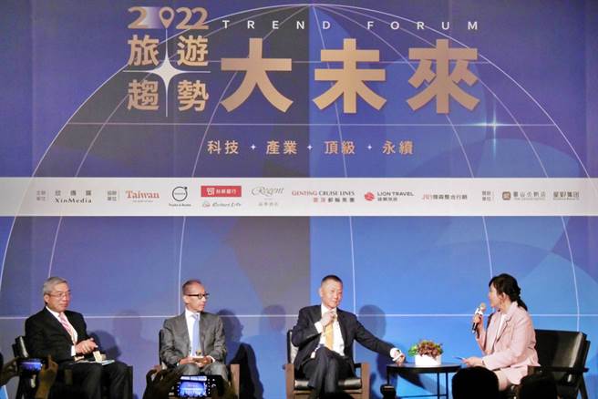 财信传媒董事长谢金河(左起)、晶华董事长潘思亮及雄狮董事长王文杰，16日于雄狮集团欣传媒「2021观光经济论坛」中进行圆桌对谈。（记者林资杰摄）