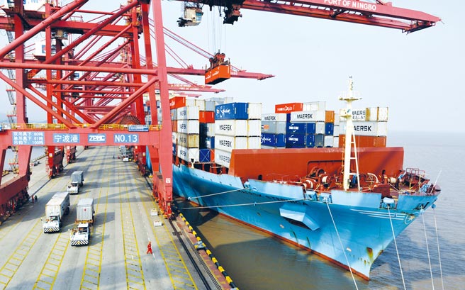 大陆最大外贸出口基地、全球第二大货柜港口寧波港主港区－北仑区加强防疫措施。图／新华社