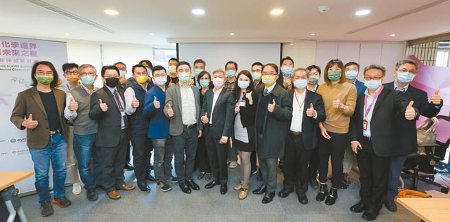 台湾赢创、AWS、中小企业处及与会新创公司共同合影。图／业者提供