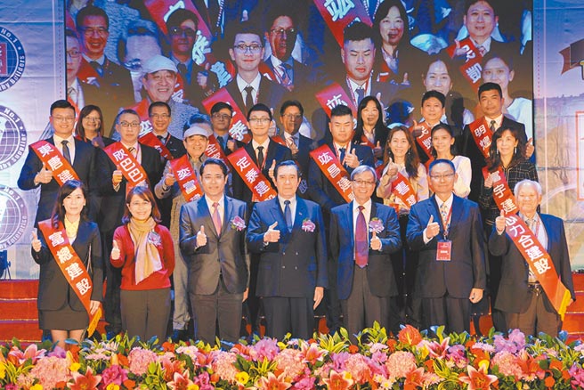 立委林奕华（第一排左二起）、立委江永昌、前总统马英九、台湾永续关怀协会理事长张清芳、执行长冯智能等与得奖业者代表合影。图／台湾永续关怀会提供