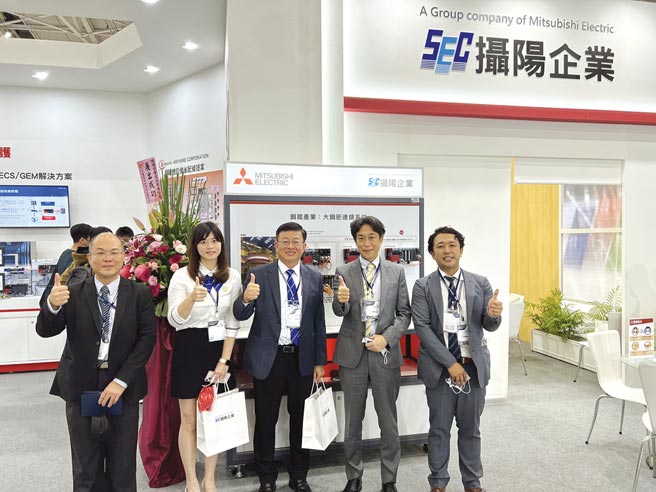 摄阳企业参加台北国际自动化展；图为盟立自动化股份有限公司副总裁林世东（右三）与摄阳企业总经理渡边宪章（右二）等合影。图／陈逸格