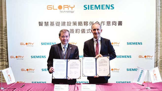 台湾西门子总裁暨执行长艾伟（右）与皇辉科技董事暨执行长张智强博士（左）签订策略伙伴合作意向书。图／利汉民