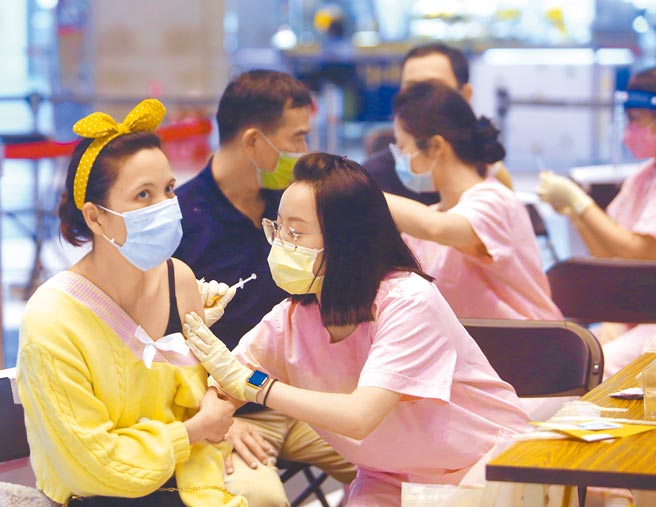 台北市长柯文哲爆料，有1批莫德纳疫苗放到过期报废；卫福部长陈时中15日在立法院受访时驳斥，没有销毁状况，确实有11万剂在21日前到期，中央会协助调配，希望不要有疫苗过期。图为民眾至北车疫苗施打站接种莫德纳疫苗。（陈怡诚摄）