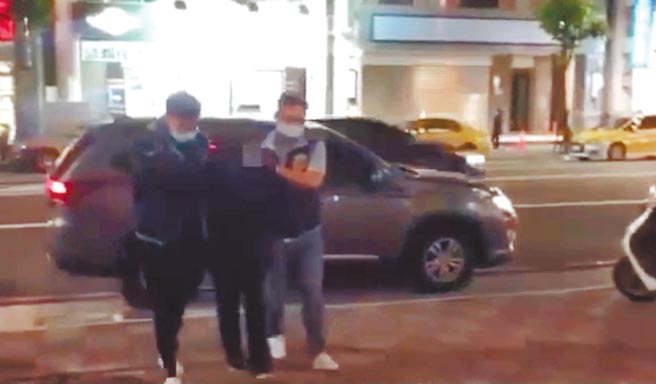 新北五股14日发生超商ATM抢案，3人前后只花2分钟抢得121万元逃逸，15日晚间案情出现大逆转，原是其中一名19岁到职不到一个月的蔡姓保全「内神通外鬼」与3男合谋所为。（警方提供／戴上容新北传真）