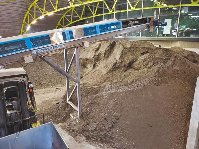 宜兰县的「焚化底渣资源再生厂」1年处理底渣量3.3万公吨以上，底渣筛分后可成为再生粒料，可当水泥生料、道路级配掺配料使用。（胡健森摄）