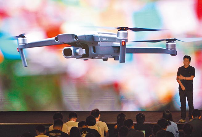 美国打算将8家中国公司加入「中国军工企业」黑名单，其中包括全球最大商用无人机制造商大疆创新。图为在北京的一场产品发表会上，大疆创新发布一款新的无人机。（新华社）