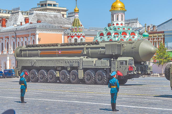俄羅斯副外長里亞布科夫稱，為回應北約在歐洲部署中程核飛彈，俄方或將被迫部署同類飛彈。圖為2020年6月「亞爾斯」洲際彈道飛彈系統參加莫斯科紅場閱兵。（新華社）