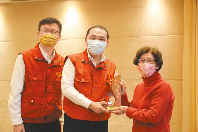 新北市长侯友宜（中）颁发「终身学习楷模奖」给82岁的蔡周阿招阿嬷，她说，乐龄学习让她更年轻，图左为教育局长张明文。（新北市教育局提供／陈慰慈新北传真）