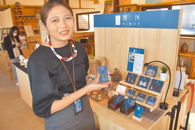 苗栗县南庄乡泰雅姑娘「礼沐」林珍珠将泰雅传统编织花式运用在雷雕艺品上。（谢明俊摄）