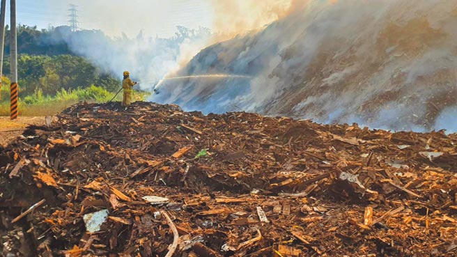 花坛山坡林地，被滥倒2000公吨建筑废弃物，限期清运前却起火燃烧。（彰化县消防局提供／吴敏菁彰化传真）