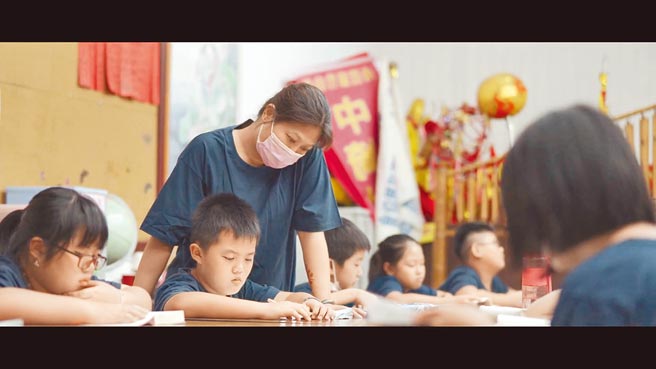 林明溱说，为了吸引更多民眾加入社区志工行列，因此每年都会拍摄纪录片、微电影来让民眾更了解社区在做什么，今年以竹山镇中崎社区的中崎筑梦基地为主题，透过镜头看到筑梦基地队而绍的陪伴与付出，让我们社区的功能发挥到最大。（县府提供／吴建辉南投报导）