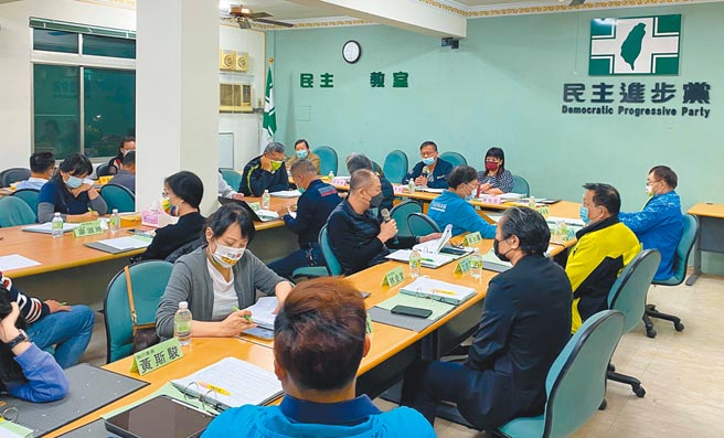 民进党台中市党部15日晚上举行执行委员会议，并讨论2022年第四届台中市议员提名席次建议案。（民进党台中市党部提供／陈世宗台中传真）