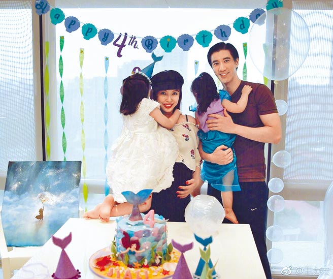 王力宏（右）和李靚蕾結婚8年，兩人育有2女1子。（摘自微博）