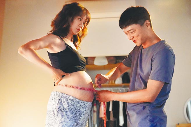 謝盈萱（左）與藍葦華主演的台式喜劇《俗女養成記2》是年度戲劇第二名。（資料照片）