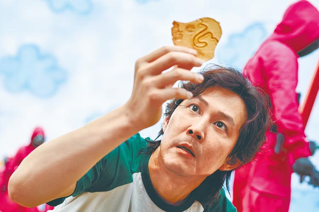 在全球掀起熱潮的《魷魚遊戲》毫無懸念獲得年度十大戲劇排行榜第一名。（資料照片）