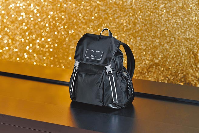 Boss节庆系列黑色尼龙后背包，2万1900元。（Boss提供）