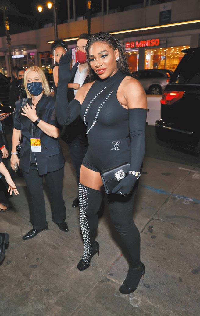 小威廉丝出席电影《王者理查》宣传活动，手上的Bouquet系列花钻晚宴包是视觉焦点。（Roger Vivier提供）