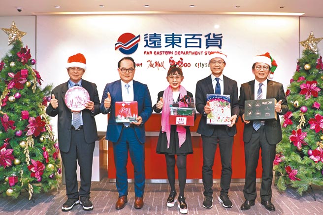 远百总经理徐雪芳（中）率领远百营运长林彰丰（左起）、财务长汤治亚、企画长刘志成、超市餐饮部协理陈佑任一同选品，精挑耶诞节礼盒。（远百提供）