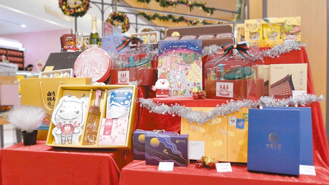 全台远百异国食品馆「FE21’ World Gourmet」专柜贩售超过百款耶诞礼盒，12月26日前购买2件以上享95折优惠。（远百提供）
