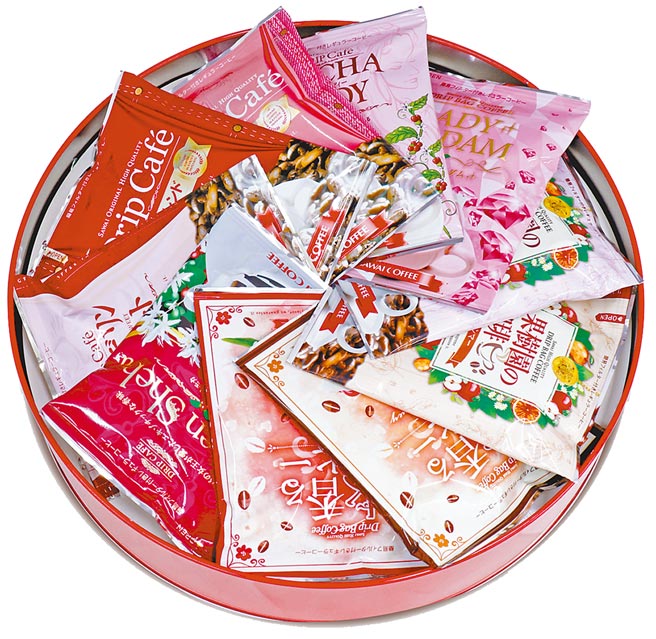 远百「泽井咖啡泽井雪之国综合挂耳咖啡礼盒（红）」，精选10种浅焙至深焙不同风味的咖啡各2包，每包8g，650元。（远百提供）