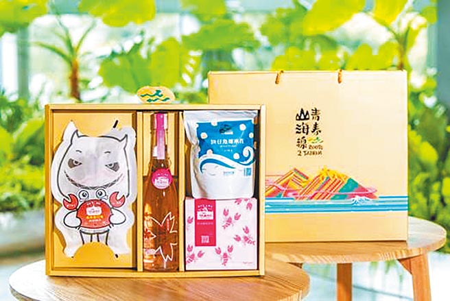 远百「青春山海线纪念风味酒礼盒组」，原价1280元、耶诞特价999元。（远百提供）