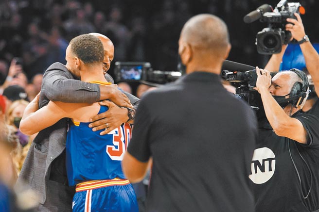 柯瑞在麦迪逊花园广场接受原纪录保持人雷艾伦的拥抱祝贺。（美联社）