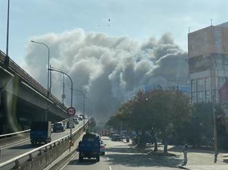 直擊》台中市工廠大火濃煙駭人 3人跳樓逃生