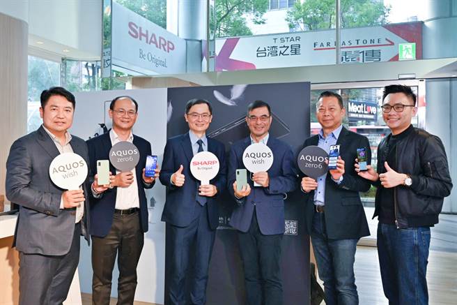 台湾夏普（SHARP）宣布将在台湾推出2款AQUOS系列5G手机，左起为夏普震旦总经理戴士杰、亚太电业务副总张景棠、台湾夏普总经理张凯杰，远传资深副总杜伟昱、资深协理蔡明勋，小日子杂总经理陈宥杰。（夏普提供）