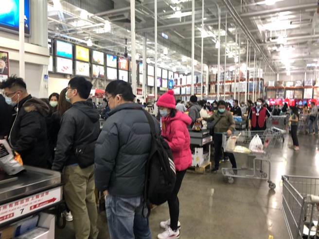 假日的好市多人潮总是塞爆卖场。(图／资料照)
