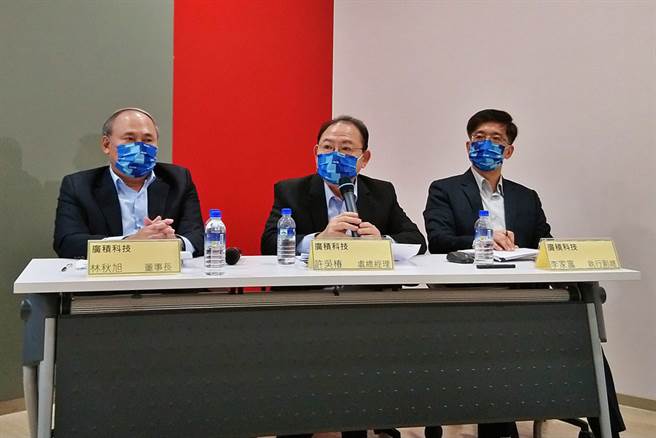 工业电脑厂广积15日召开法说，左起为董事长林秋旭、发言人许吴桩、执行副总李家富。（记者林资杰摄）