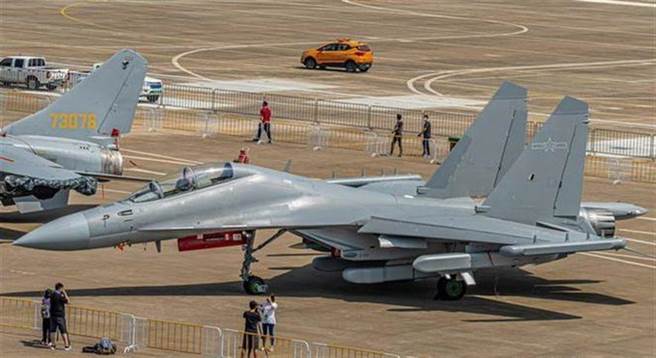 歼-16D电子战机很可能已多次参与进入台湾西南方防识区的滋扰任务，目的是熟悉与模拟电子对抗环境。虽然是是旧款战机改装，其功能电子战不容忽视。（图／网路)
