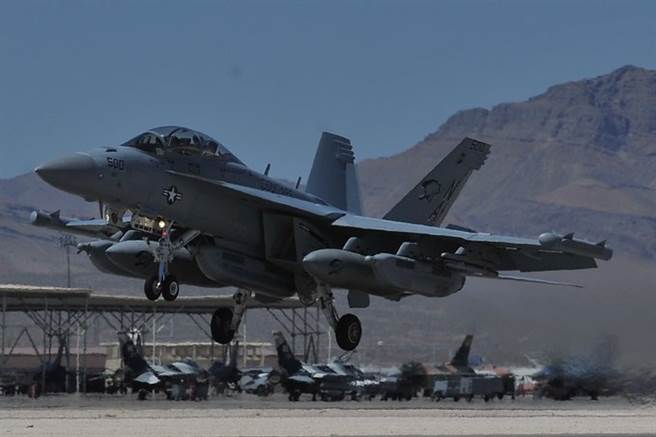 中共歼-16D电子战机被认为与美军最新的E／A-18G咆哮者电子战机有同等战力，因此也获命名为「咆哮狼」。图为E/A-18G在内利斯空军基地参加红旗军演。（图／美国空军）