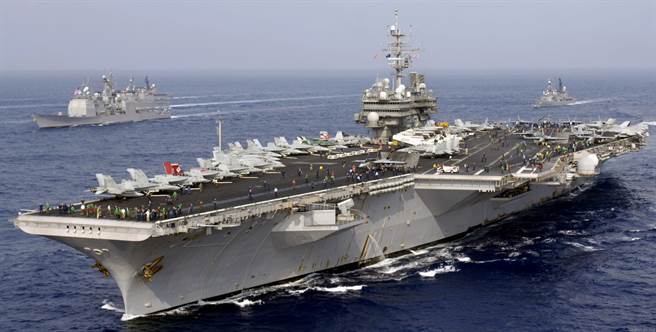 1994年的中美黄海对峙事件中，美国航母小鹰号（图）战斗群还派出电子战机试探性干扰大陆沿海基地的雷达。这是中国首次遇上电子战压制事件。（图／美国海军）