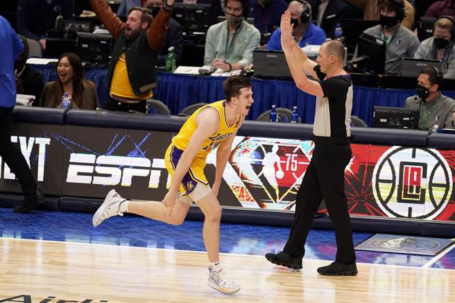 里夫斯庆祝投进绝杀三分球的画面应该不能出现才对。(美联社资料照)