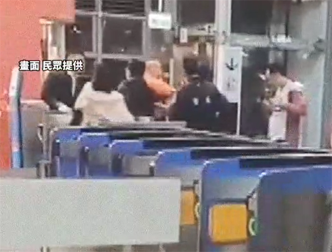 台铁苗栗站吴姓站务员（橘衣者）要求乘客扫描简讯实联制，却遭到暴力对待。（图／记者爆料网）