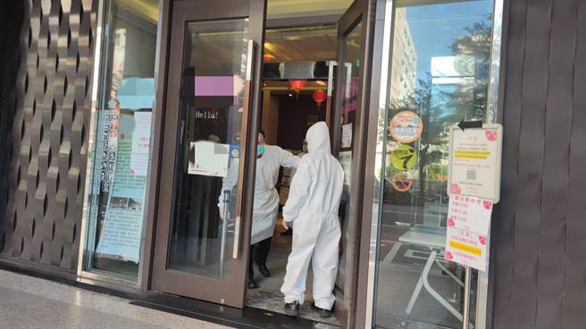 桃园市某防疫旅馆8人确诊，16日中午有穿着防护衣人员进出，引起民眾侧目。（赖佑维摄）