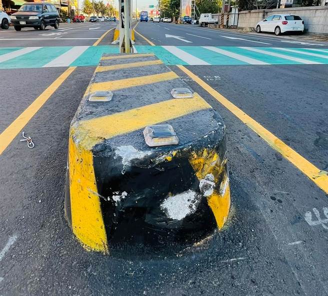 彰化县和美镇的彰美路与孝德路口设有行人庇护岛，但不少驾驶经常撞上，才设置五个月便有不少擦撞的痕迹。（图／取自赖清美脸书）