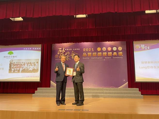 国泰医院内科部副主任邱铭煌(右)代表授奬，左为医策会监察人朱兆民。（国泰医院提供）