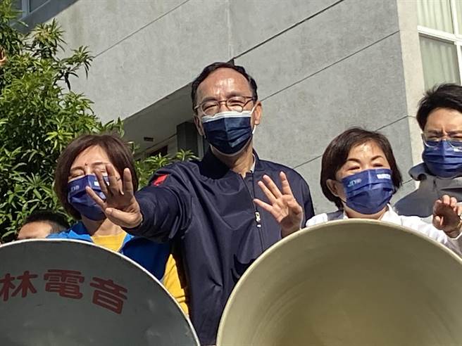 国民党主席朱立伦一早到台中展开扫街拚公投四个都同意。（卢金足摄）