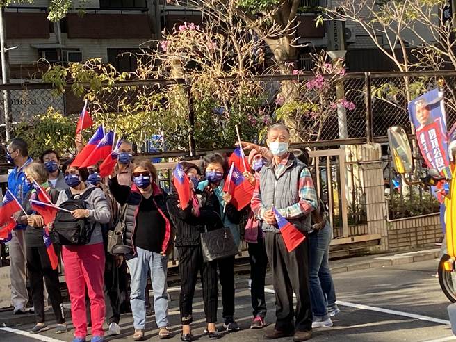 国民党主席朱立伦一早到台中展开扫街拚公投四个都同意。（卢金足摄）