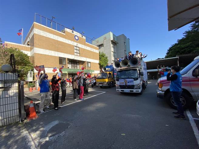 国民党主席朱立伦一早到台中展开扫街拚公投四个都同意。（卢金足摄）